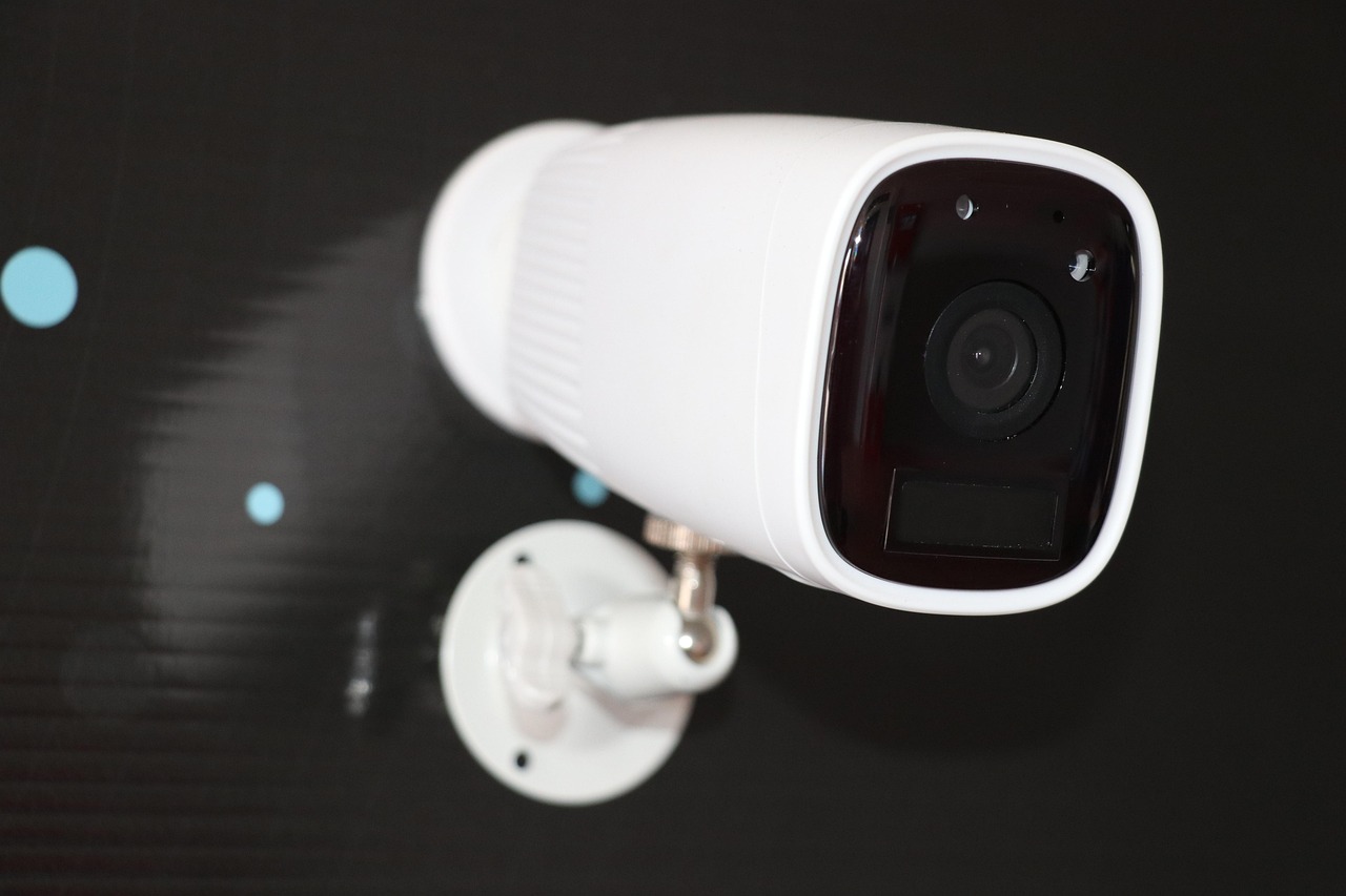 Caméra de surveillance IP installée sur la façade d’un bâtiment